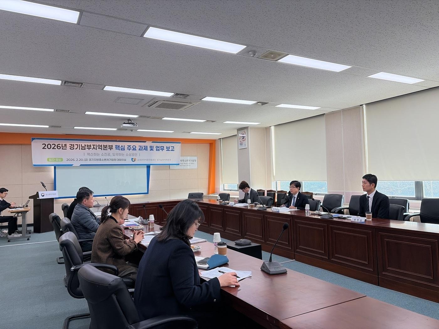 본문 이미지 - 인태연 소진공 이사장(오른쪽 가운데)이 20일 경기남부 지역본부를 방문해 현장 간담회를 가졌다 (소진공 제공)