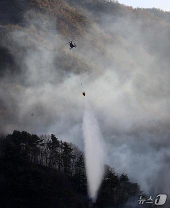 본문 이미지 - 경남 함양 산불 사흘째인 23일 오전 함양군 마천면 창원리 야산에서 산불진화 헬기가 진화 작업을 벌이고 있다. 2026.2.23 ⓒ 뉴스1 윤일지 기자