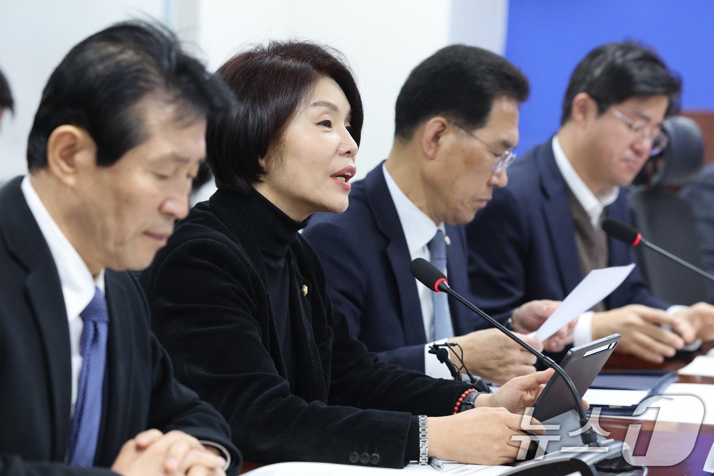 본문 이미지 - 한정애 더불어민주당 정책위의장이 23일 서울 여의도 국회 의원회관에서 열린 고용노동부 당정협의회에서 발언하고 있다. 2026.2.23 ⓒ 뉴스1 신웅수 기자