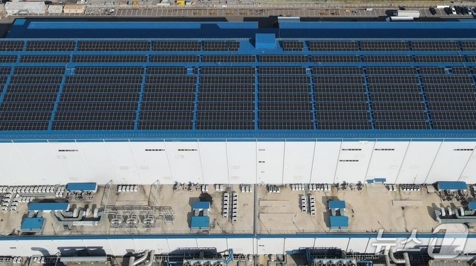 본문 이미지 - 포스코퓨처엠이 광양 양극재 공장 지붕에 준공한 태양광 발전설비(포스코퓨처엠 제공)