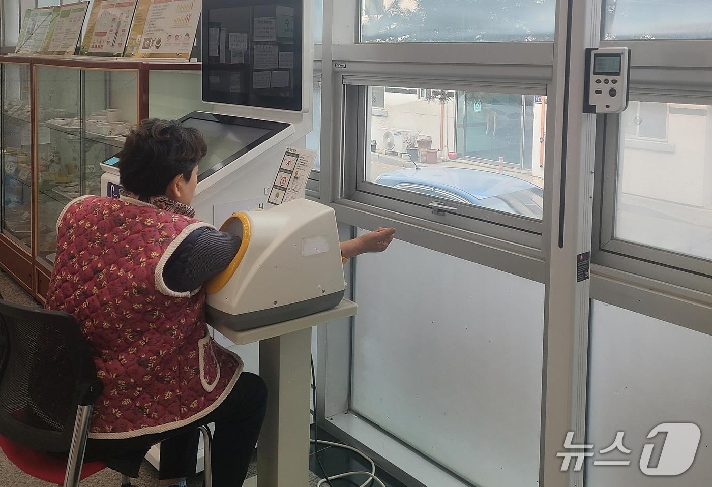 본문 이미지 - 충북 괴산군 보건소는 65세 이상 주민을 대상으로 건강 상태를 점검할 수 있는 '노쇠검사'를 무료로 시행한다.(괴산군 제공, 재판매 및 DB금지)/뉴스1