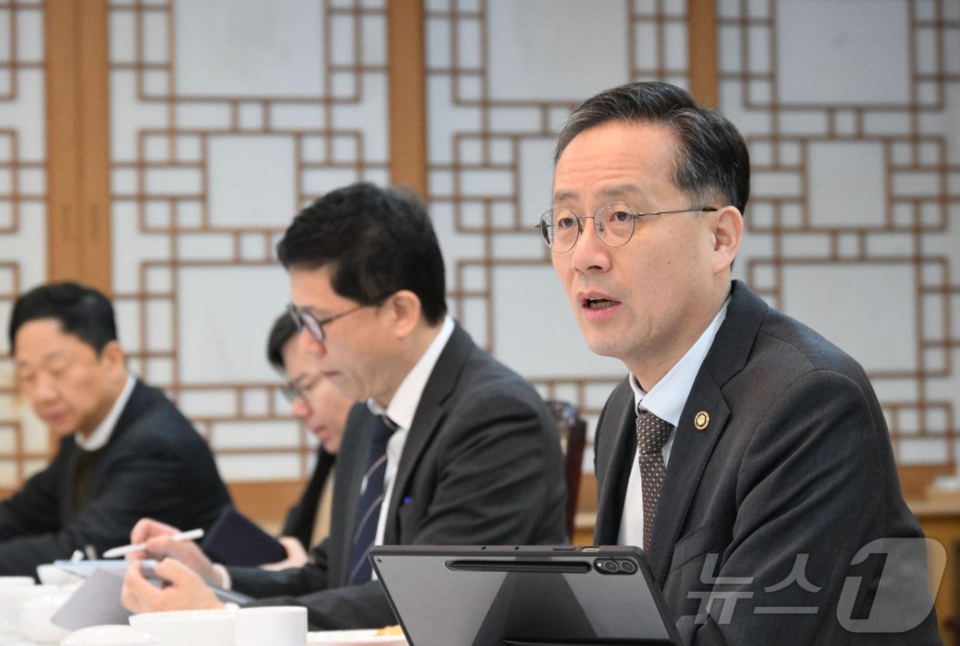 본문 이미지 - 이형일 재정경제부 차관이 23일 서울 종로구 정부서울청사에서 열린 시장상황점검회의를 주재하고 있다. (재정경제부 제공. 재판매 및 DB 금지) 2026.2.23 ⓒ 뉴스1