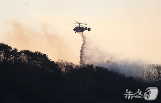 본문 이미지 - 경남 함양 산불 사흘째인 23일 오전 함양군 마천면 창원리 야산에서 산불 진화 헬기가 진화 작업을 벌이고 있다. 2026.2.23 ⓒ 뉴스1 윤일지 기자