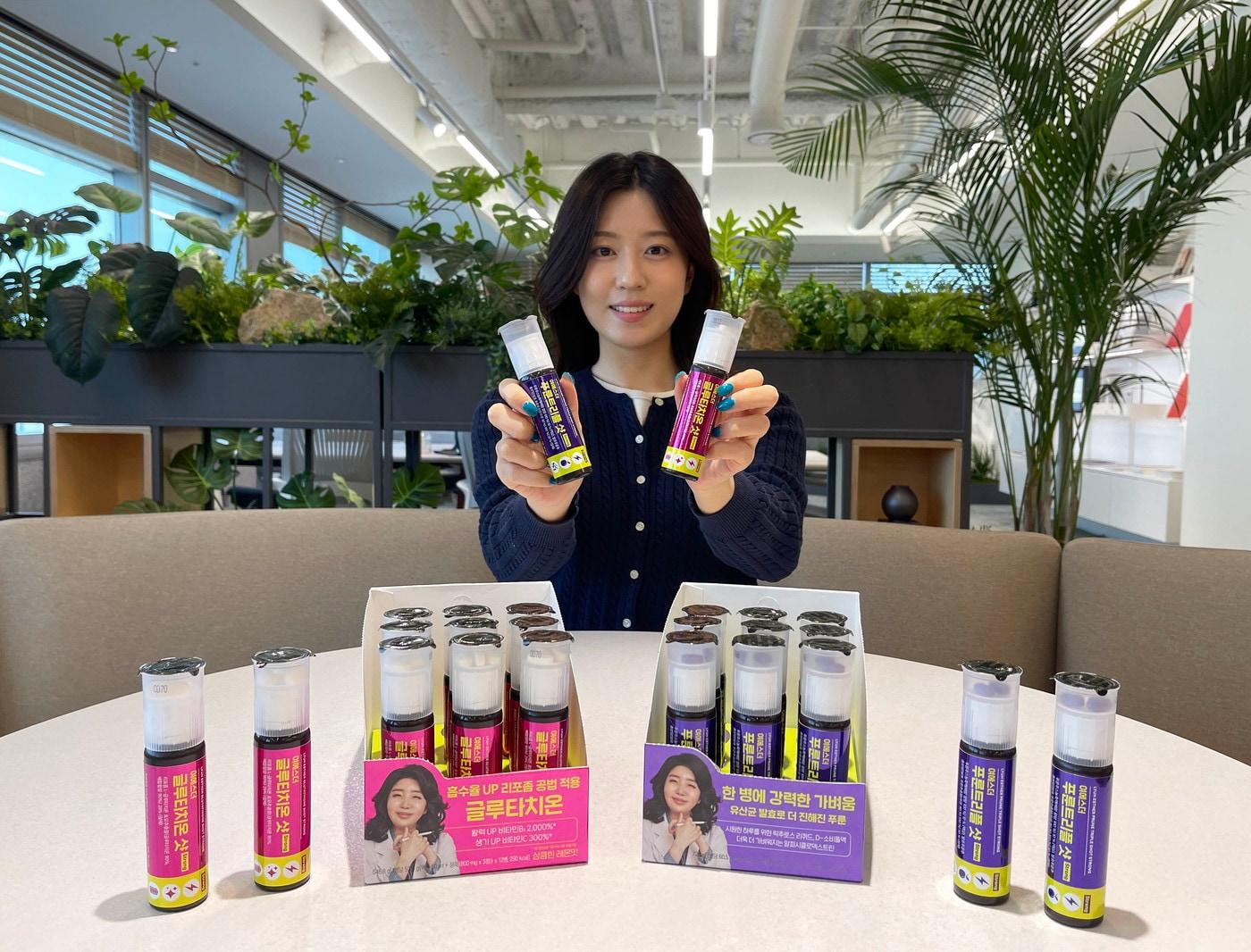 본문 이미지 - GS25가 의학박사 여에스더와 협업해 만든 ‘푸룬 트리플 스트롱샷’(오른쪽), ‘글루타치온 스트롱샷’을 모델이 선보이고 있다(GS25 제공)