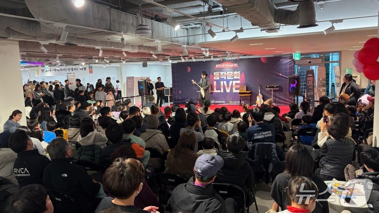 본문 이미지 - 지난 14일 동작구 주민 300명이 동작구청 대강당에서 열린 두바이쫀득쿠키만들기 오픈 클래스에 참여하고 있다.(동작구 제공)