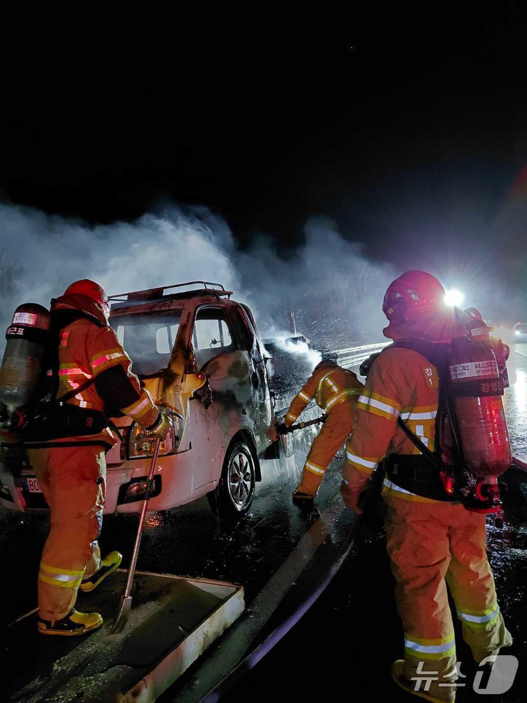 본문 이미지 - 강원 동해 초구동 동해고속도로 강릉방향 차량 화재현장.(강원도소방본부 제공, 재판매 및 DB금지)