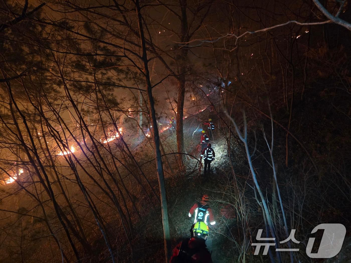 본문 이미지 - 경남 함양 산불 사흘째인 23일 새벽 함양군 마천면 일대에서 산림당국이 산불 진화 작업을 벌이고 있다. (산림청 제공. 재판매 및 DB 금지) 2026.2.23 ⓒ 뉴스1 윤일지 기자