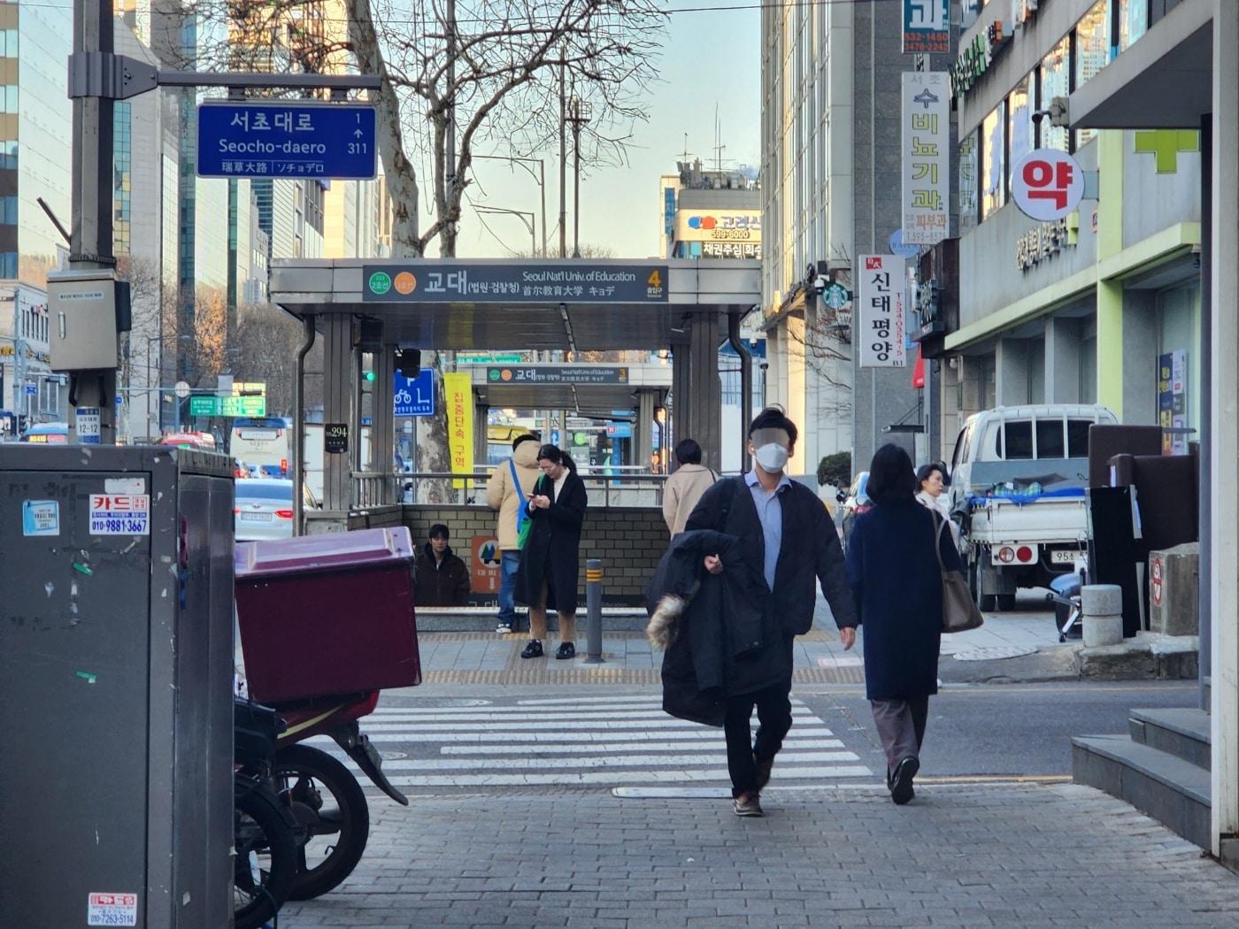 본문 이미지 - 23일 서울 서초구 교대역 앞에 시민이 마스크를 끼고 걸어가고 있다. 2026.02.23 / 권진영 기자
