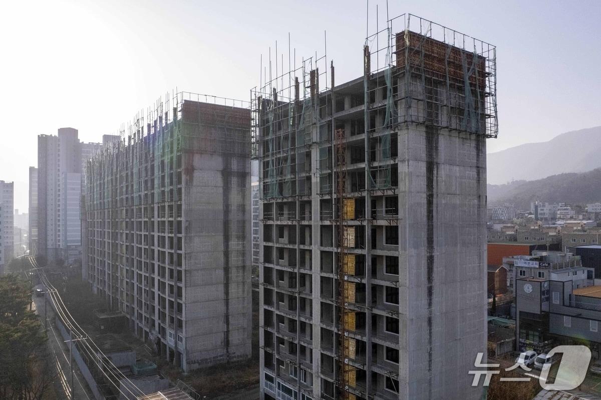 본문 이미지 - 20년간 방치된 경북 칠곡군 북삼읍 JK아파트가 철거된다.(칠곡군 제공. 재판매 및 DB금지)/뉴스1