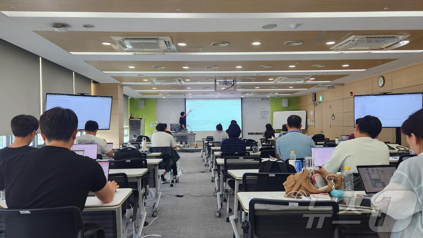 본문 이미지 - 출연연 AI 통합교육 데이터 시각화 실습 전경. 2026.02.23(국가과학기술연구회 제공) ⓒ 뉴스1 김민수 기자