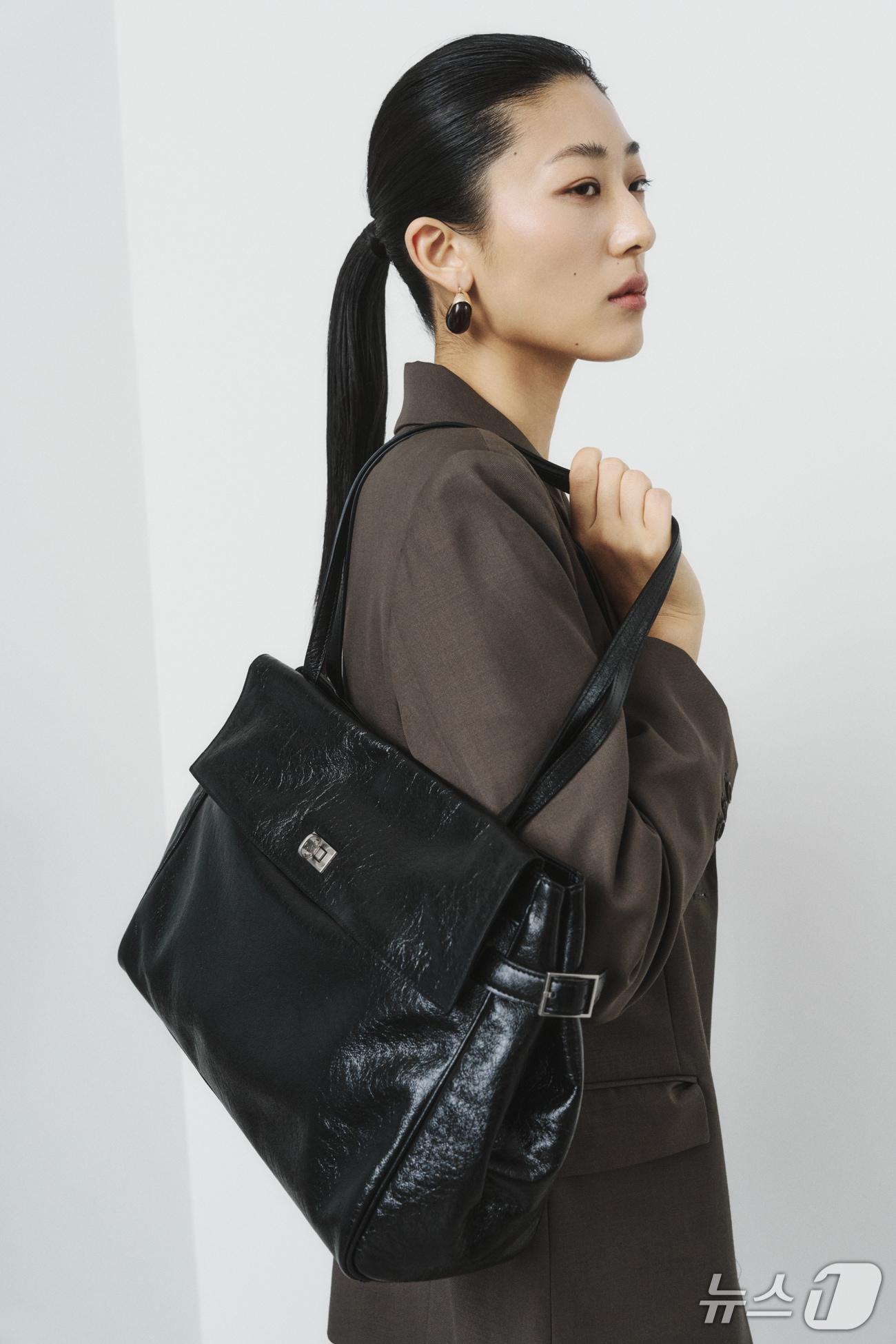 본문 이미지 - LF 헤지스 액세서리 2026 SS 오라백 화보(LF 제공)