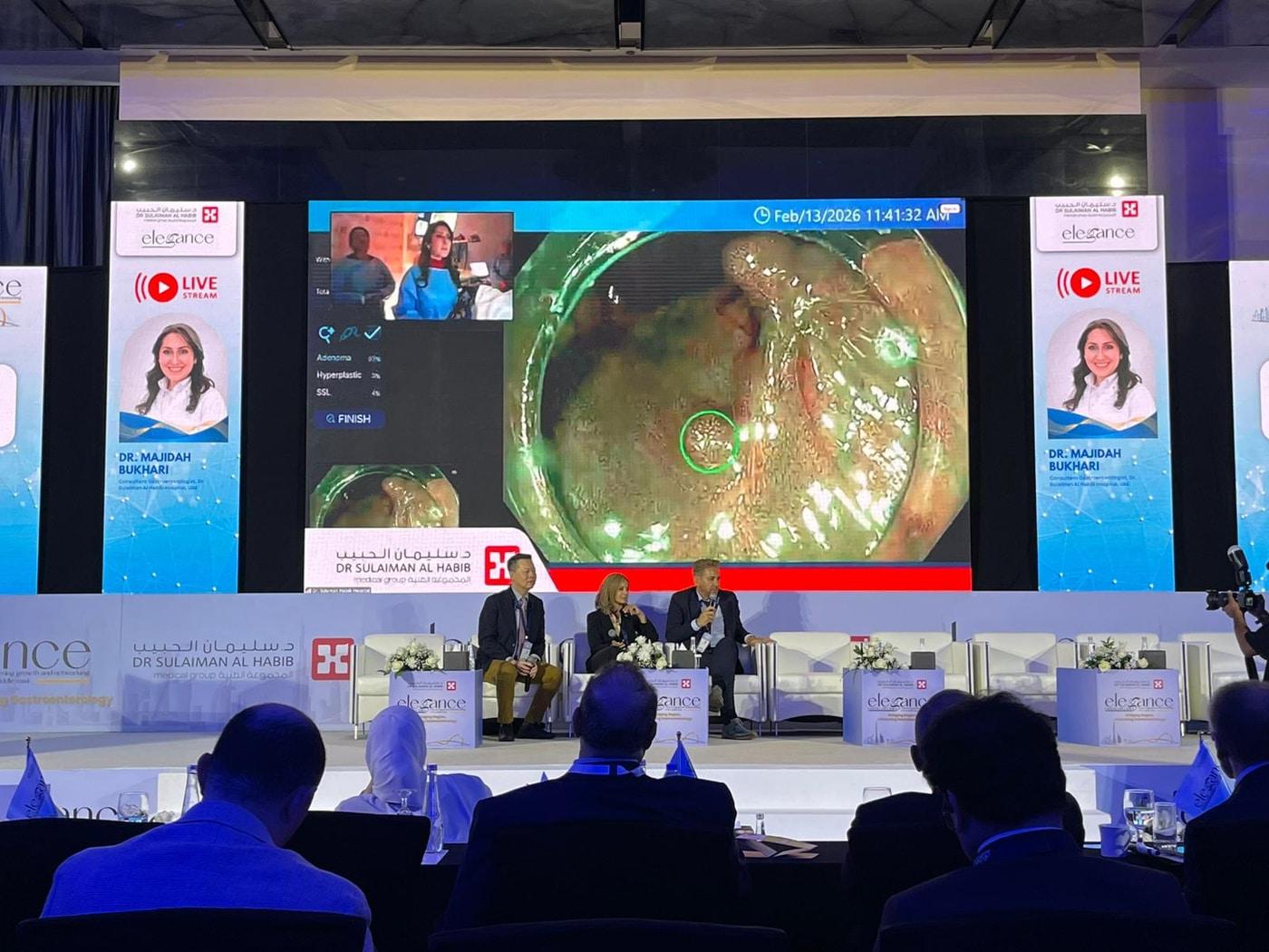 본문 이미지 - Dr.Sulaiman Al habib 병원 내시경센터장 Dr.Majidah Bukhari가 웨이메드 엔도로 라이브데모를 진행하고 있다. (웨이센 제공)