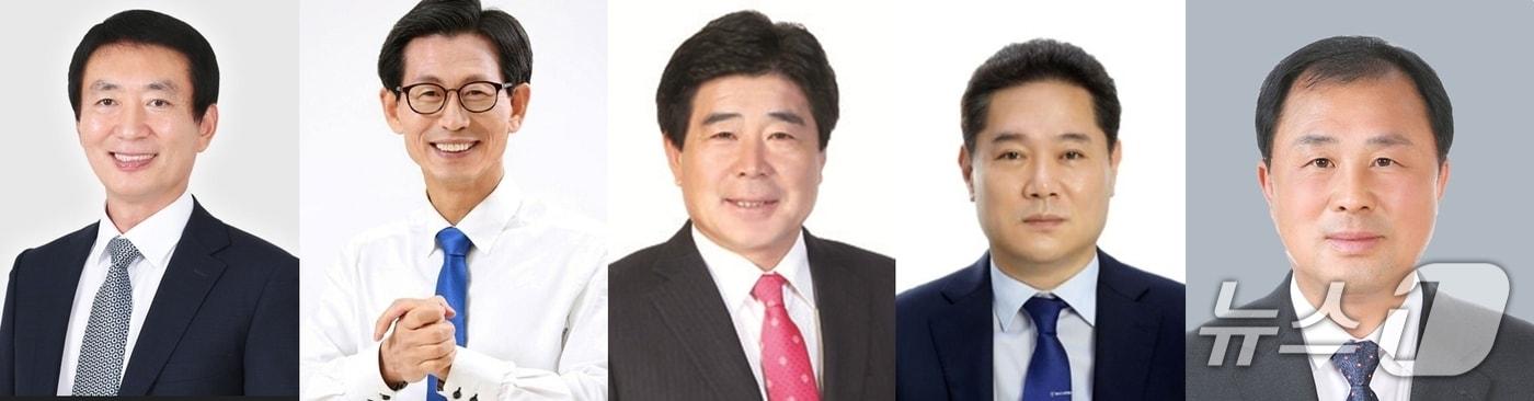 본문 이미지 - 조국혁신당 중앙당 당직을 임명받은 김민영, 유기상, 김성수, 이주현 대표 특표와 김왕중 정책위 부의장.(사진 왼쪽부터)2026.2.23/뉴스1