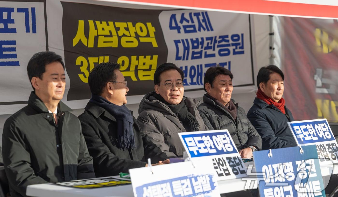 본문 이미지 - 송언석 국민의힘 원내대표가 23일 서울 여의도 국회 본청 앞에 마련된 정권비리 3대특검 추진 및 사법장악 3대악법 저지를 위한 천막농성장에서 의원들과 앉아있다. 2026.2.23 ⓒ 뉴스1 이승배 기자