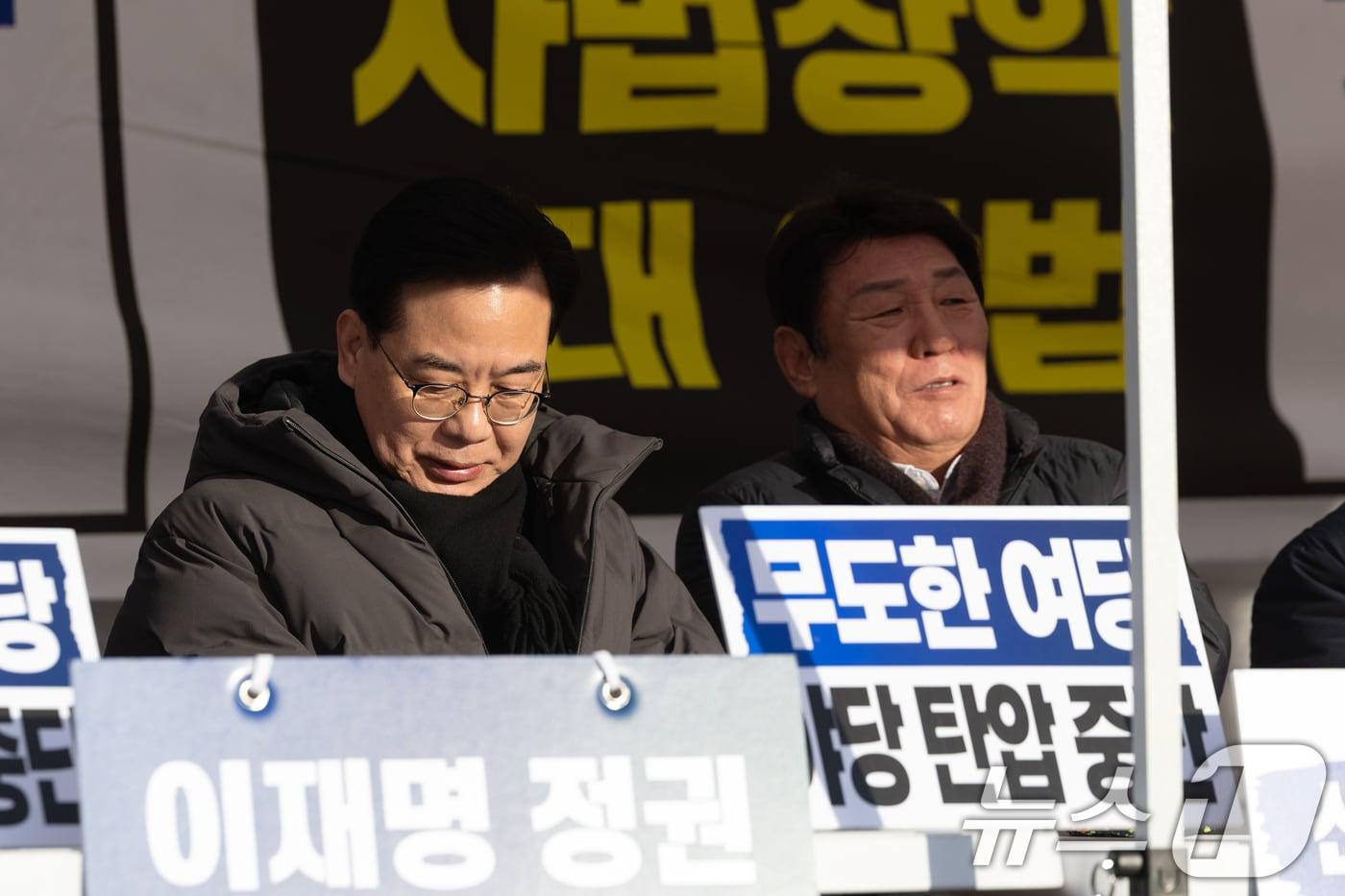 본문 이미지 - 송언석 국민의힘 원내대표가 23일 서울 여의도 국회 본청 앞에 마련된 정권비리 3대특검 추진 및 사법장악 3대악법 저지를 위한 천막농성장에서 의원들과 앉아있다. 2026.2.23 ⓒ 뉴스1 이승배 기자