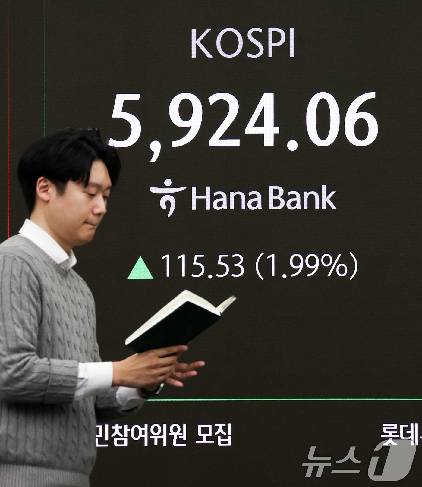 본문 이미지 - 코스피가 상승 출발한 23일 서울 중구 하나은행 본점 딜링룸 전광판에 증시 시황이 표시되어 있다. ⓒ 뉴스1 최지환 기자