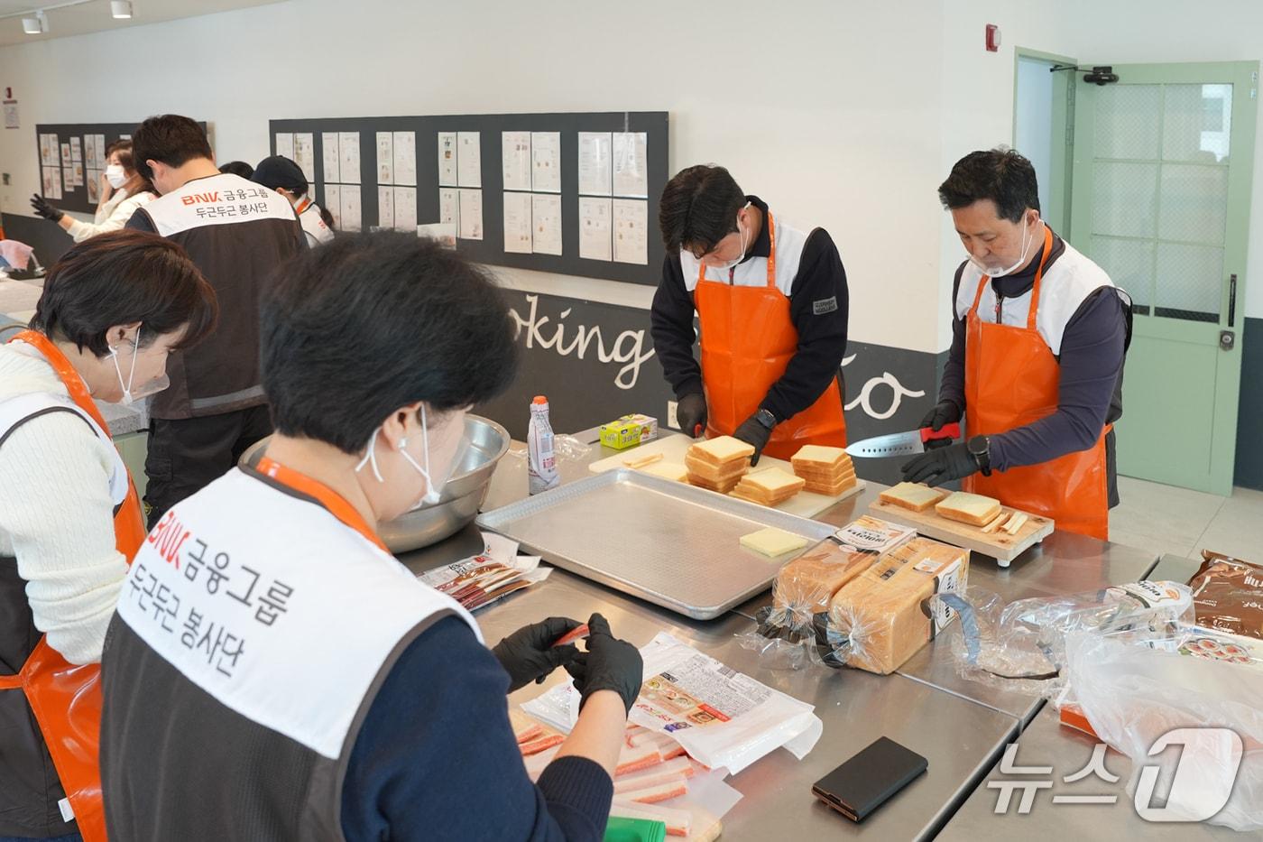 본문 이미지 - 지난 21일 부산은행 임직원들이 동래구 사직종합사회복지관을 찾아 샌드위치를 만드는 모습 (부산은행 제공. 재판매 및 DB금지)