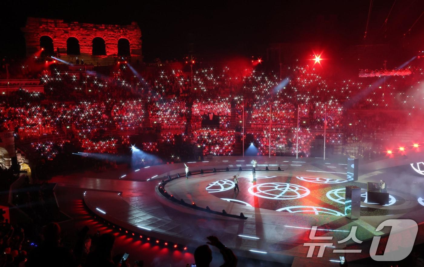 본문 이미지 - 22일(현지시간) 이탈리아 베로나 올림픽 아레나에서 열린 2026 밀라노·코르티나담페초 동계올림픽 폐회식에서 공연이 펼쳐지고 있다. (공동취재) 2026.2.23 ⓒ 뉴스1 김진환 기자