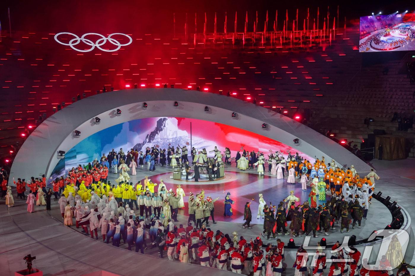 본문 이미지 - 22일(현지시간) 이탈리아 베로나 올림픽 아레나에서 열린 2026 밀라노·코르티나담페초 동계올림픽 폐회식에서 각 국 선수단이 입장하고 있다. (공동취재) 2026.2.23 ⓒ 뉴스1 김진환 기자