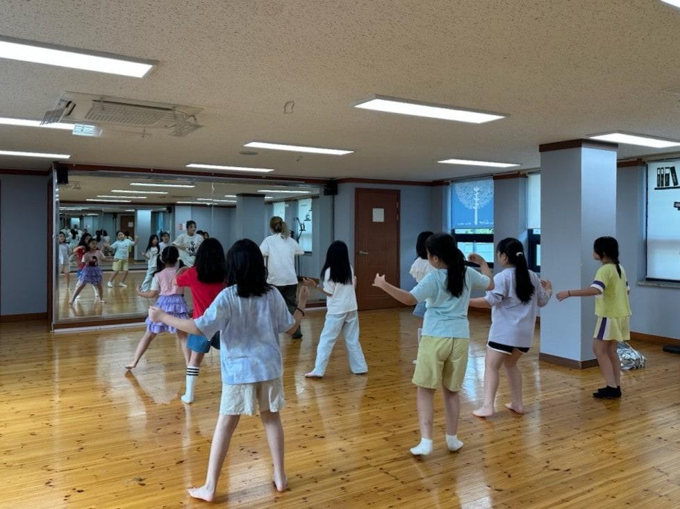 본문 이미지 - 찾아가는 문화센터 강의 모습 (한국마사회 제공)