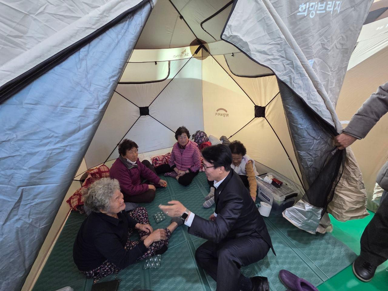 본문 이미지 - 김민석 국무총리가 23일 오전 경남 함양군 산불 현장을 찾은 모습.(총리실 제공)