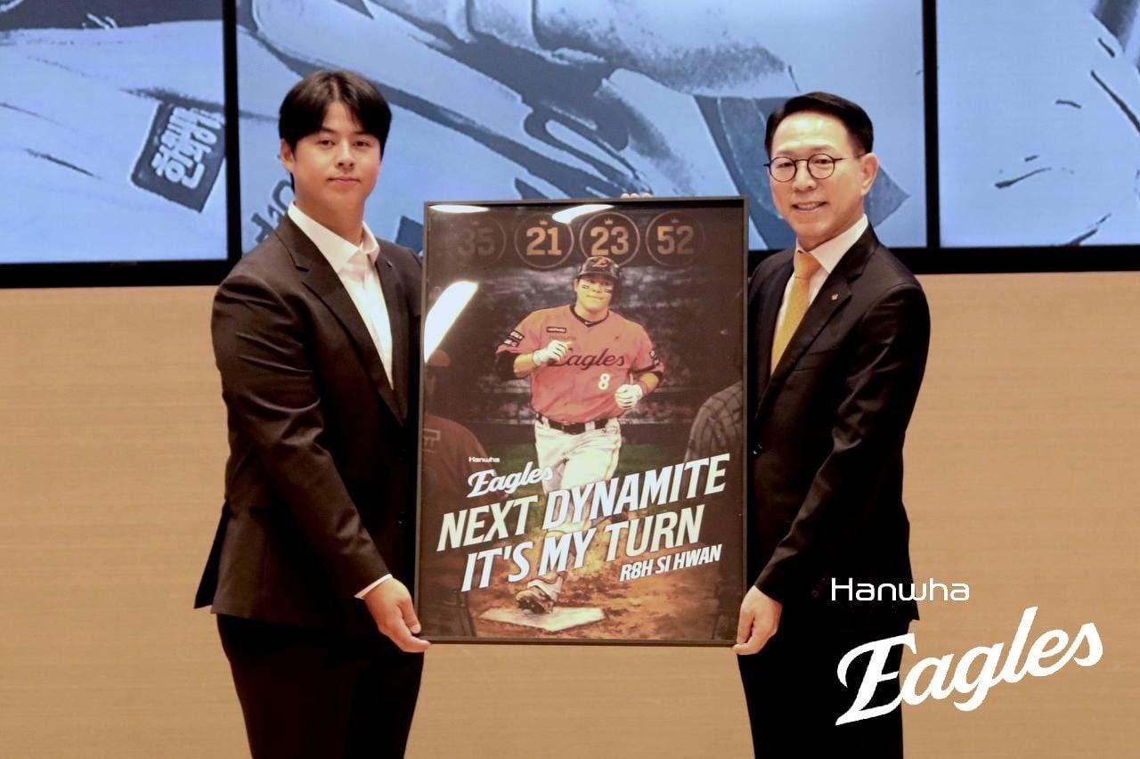 본문 이미지 - 노시환이 한화 이글스와 계약기간 11년, 최대 307억 원 조건으로 비FA 다년 계약을 맺었다. 사진 오른쪽은 박종태 한화 이글스 대표이사. (한화 이글스 제공)