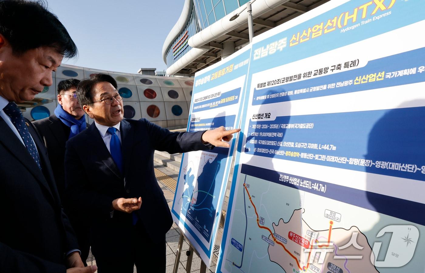 본문 이미지 - 강기정 광주시장이 23일 광주 송정역 앞에서 열린 송정역 관련 통합특별법 현장 설명회에서 광역교통체계 구축 방안 등을 설명하고 있다. 2026.2.23 ⓒ 뉴스1 김태성 기자