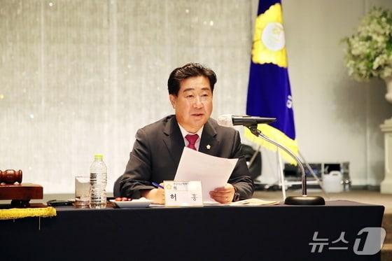 본문 이미지 - 지난해 7월 21일 열린 경남시군의회의장협의회에서 허홍 협의회장(밀양시의회 의장)이 한미 통상협상 농축산물 수입 확대, 비관세 장벽 완화 반대 건의문을 채택하고 있다.(뉴스1 DB. 재판매 및 DB금지)