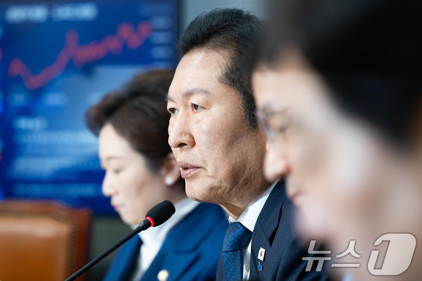 본문 이미지 - 정청래 더불어민주당 대표가 23일 서울 여의도 국회에서 열린 최고위원회의에서 모두 발언을 하고 있다. 2026.2.23 ⓒ 뉴스1 유승관 기자