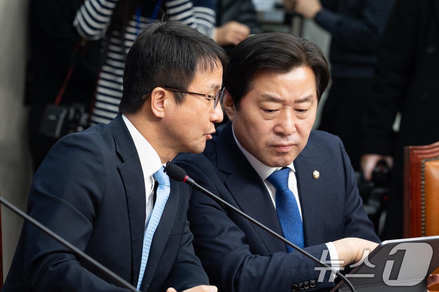 본문 이미지 - 한병도 더불어민주당 원내대표와 황명선 최고위원이 지난달 23일 서울 여의도 국회에서 열린 최고위원회의에서 대화하고 있다. 2026.2.23 ⓒ 뉴스1 유승관 기자