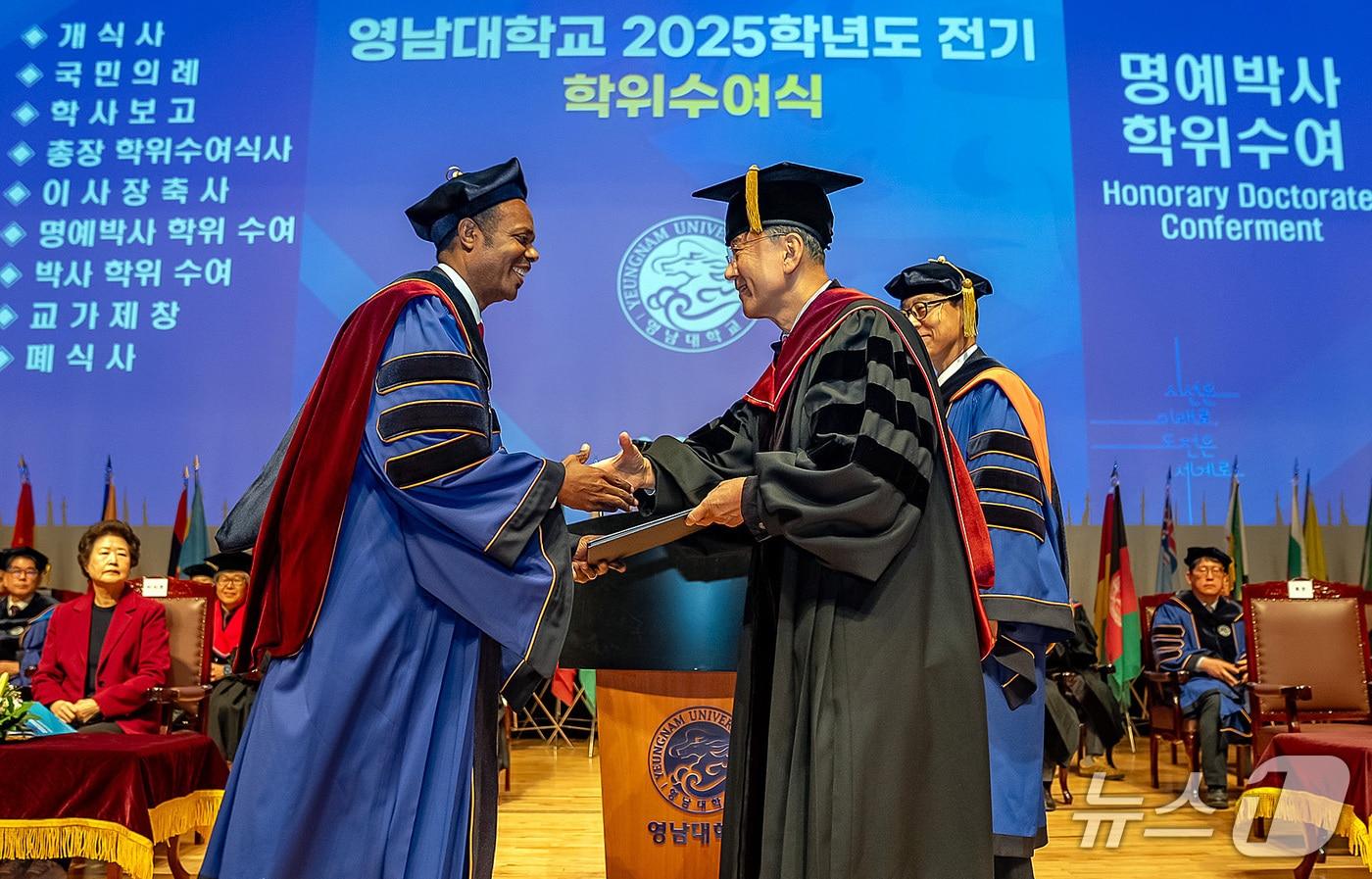 본문 이미지 - 최외출 영남대 총장(오른쪽)이 지난 20일 데시 달키 두카모 주한에티오피아 대사에게 명예국제개발학박사 학위를 수여했다. (영남대 제공. 재판매 및 DB금지)