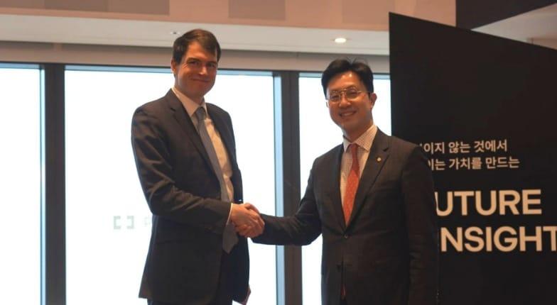 본문 이미지 - 한화자산운용 최영진(오른쪽) 부사장과 지토 재단 브라이언 스미스 회장은 이달 서울 여의도 63빌딩 본사에서 만나 유동성 스테이킹 기반 ETP(상장지수상품) 인프라 구축을 위한 파트너십을 체결했다.(한화자산운용)