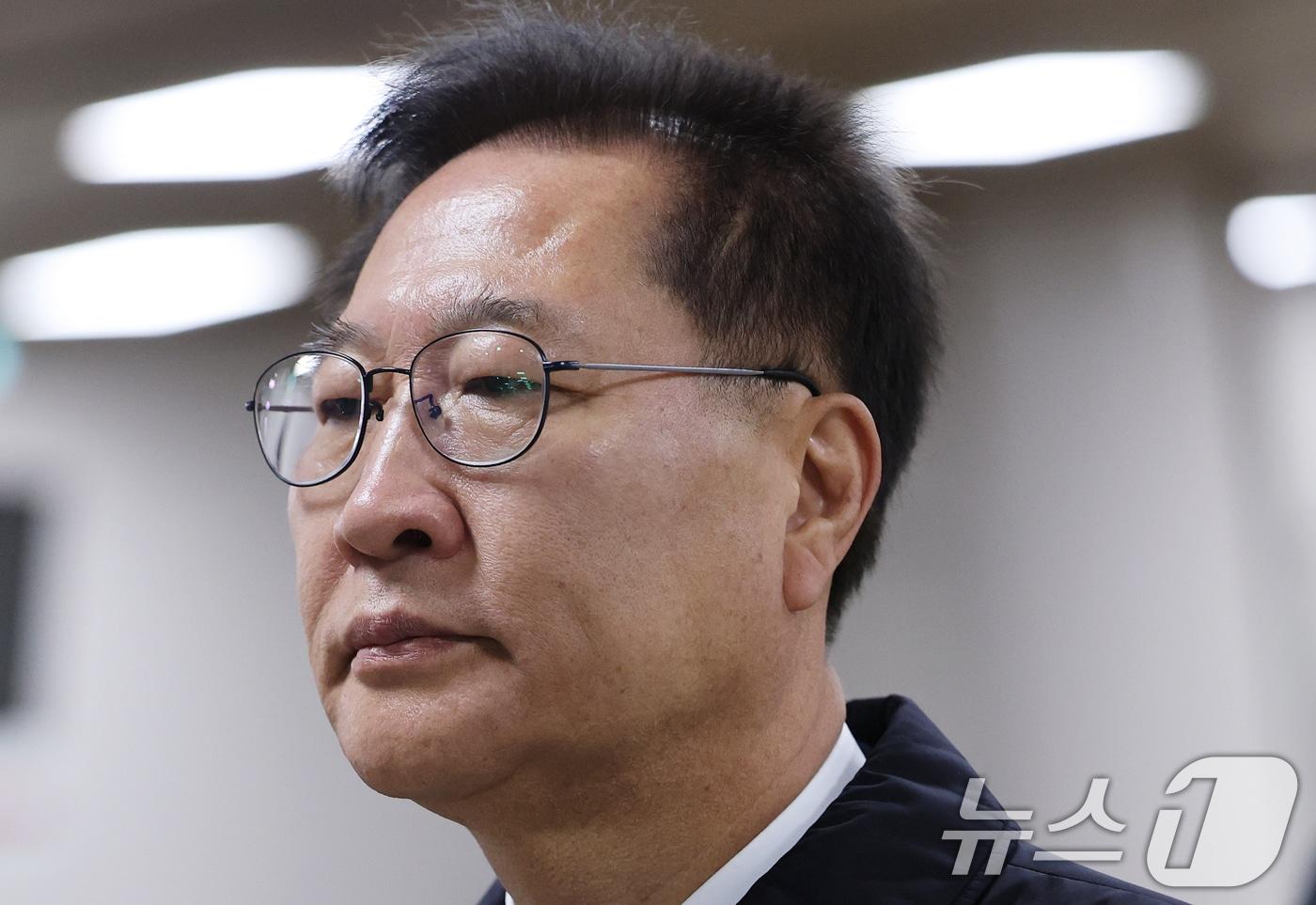 본문 이미지 - 12·3 비상계엄 가담·김건희 수사 청탁 혐의로 기소된 박성재 전 법무부 장관이 지난 2월 23일 오전 서울 서초구 서울중앙지방법원에서 열린 공판에 출석하고 있다. 2026.2.23 ⓒ 뉴스1 오대일 기자