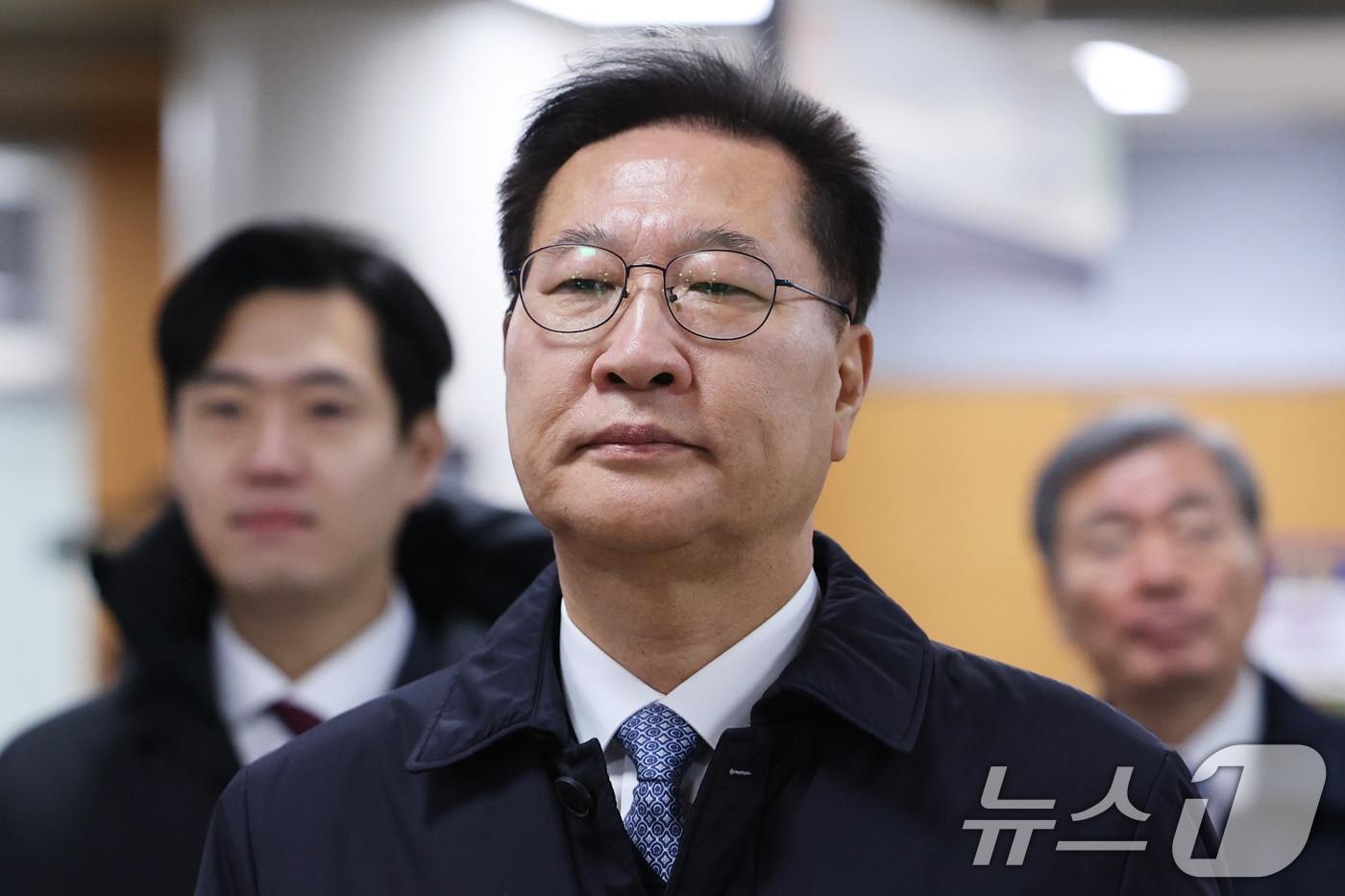 본문 이미지 - 12·3 비상계엄 가담·김건희 수사 청탁 혐의로 기소된 박성재 전 법무부 장관이 23일 오전 서울 서초구 서울중앙지방법원에서 열린 공판에 출석하고 있다. 2026.2.23 ⓒ 뉴스1 오대일 기자