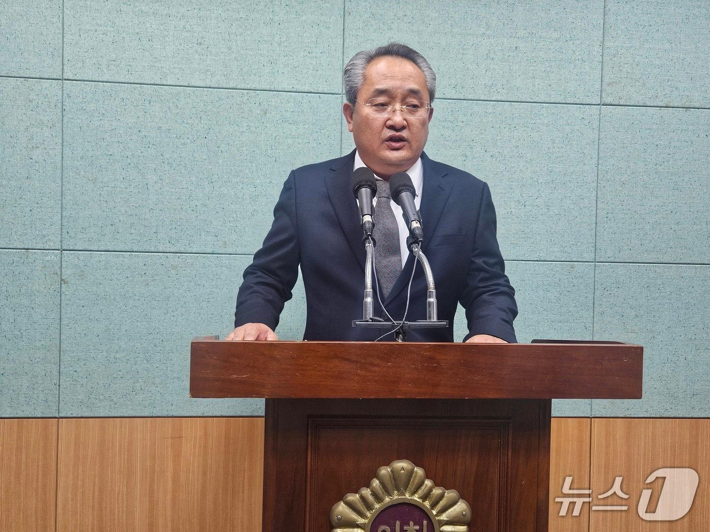 본문 이미지 - 23일 김성수 전북도지사 예비후보가 전북도의회 브리핑룸에서 출마 기자회견을 갖고 있다.2026.2.23/뉴스1