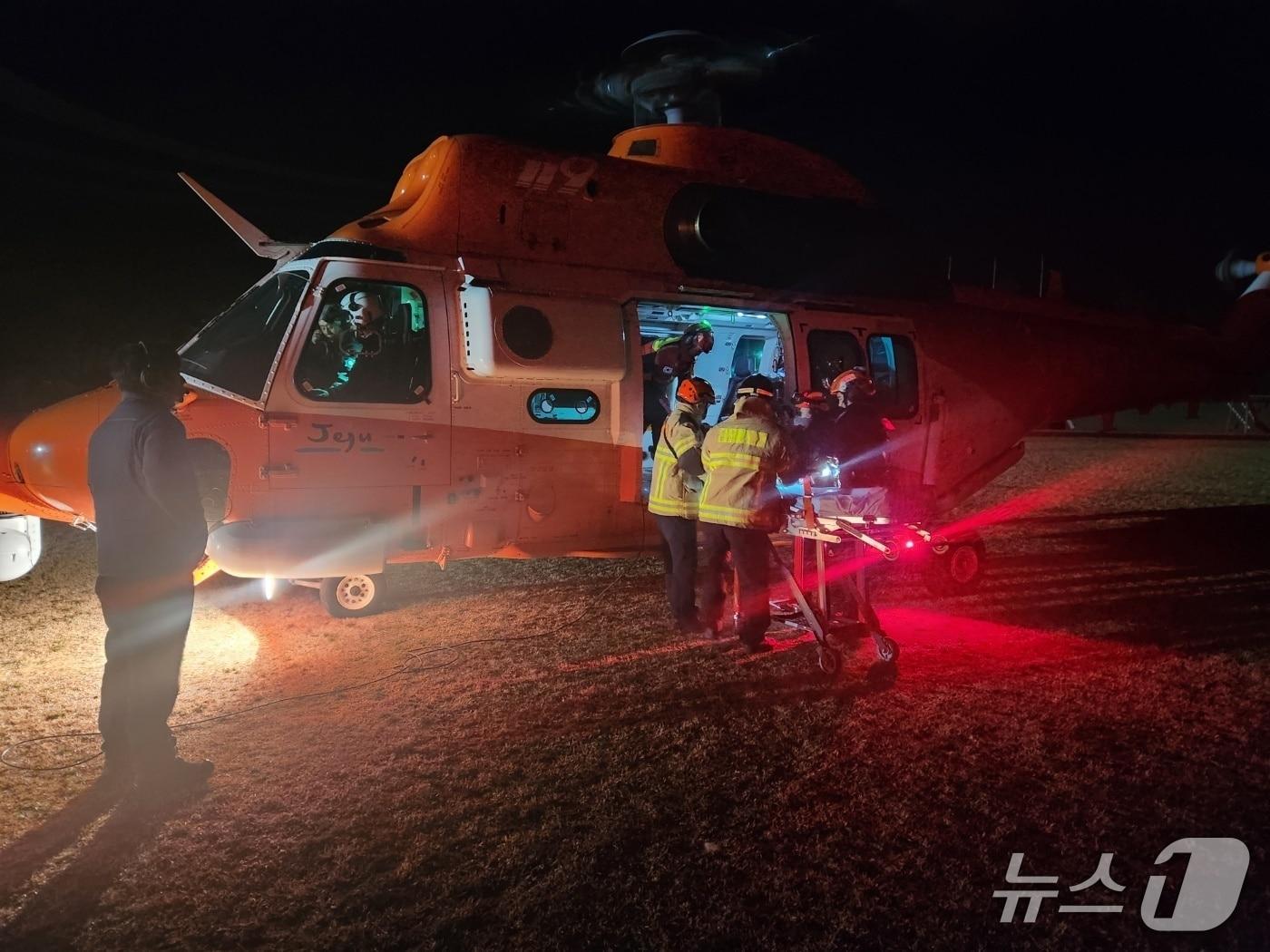 본문 이미지 - 다친 선원을 소방헬기에 태우는 구급대원들(제주소방안전본부 제공. 재판매 및 DB금지)/뉴스1