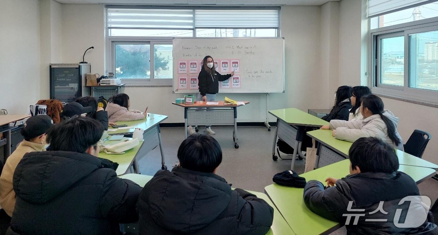 본문 이미지 - 진천군 드림스타트 기초영어 학습 운영 모습.(진천군 제공, 재판매 및 DB금지)/뉴스1
