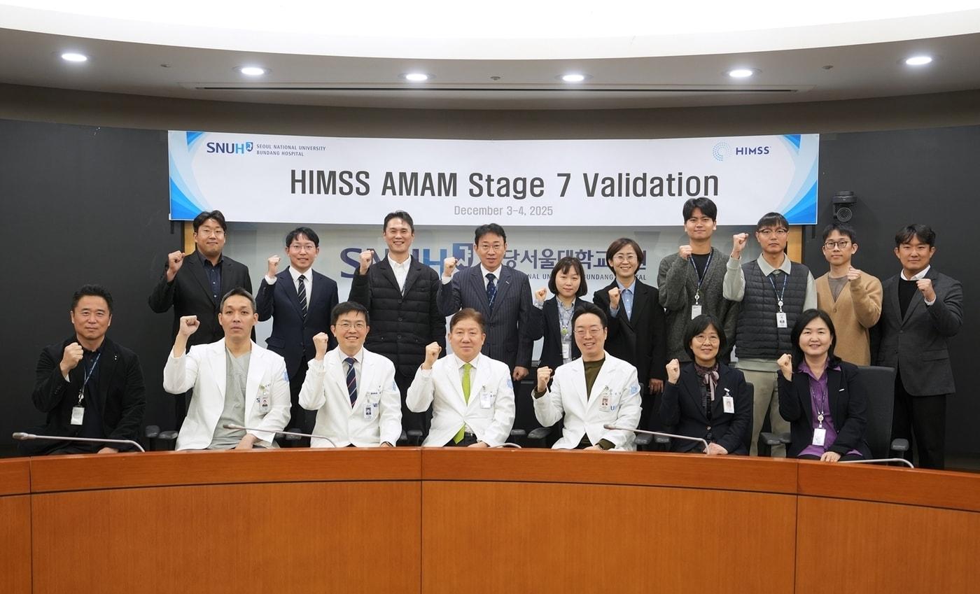 본문 이미지 - 분당서울대병원 관계자들이 HIMSS Modified AMAM Stage7 인증심사 기념 단체사진을 촬영하고 있다.(분당서울대병원 제공)