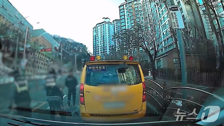 본문 이미지 - 의무보험 미가입 어린이통학버스 단속.(경기남부경찰청 제공)