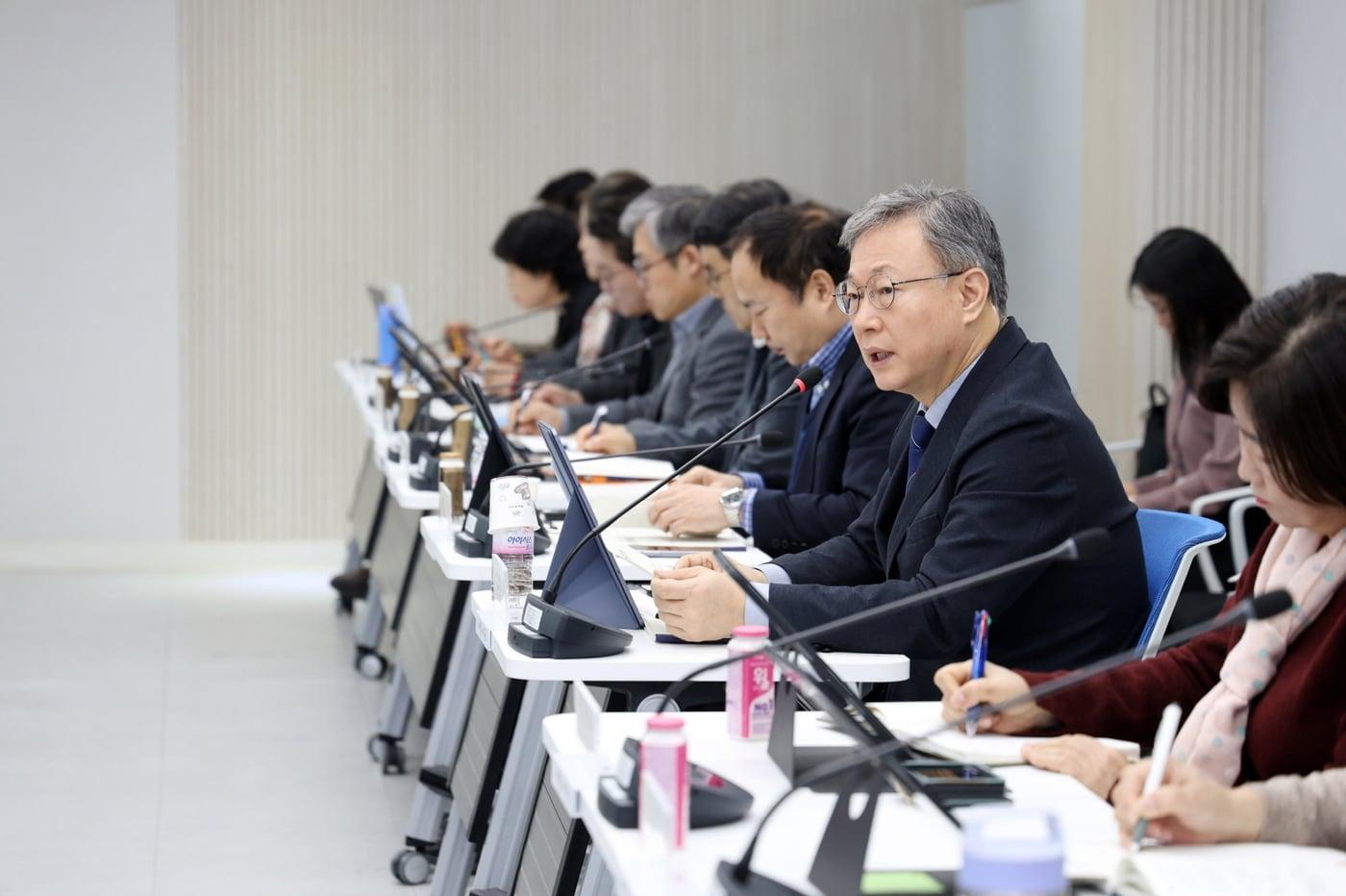 본문 이미지 - 장인홍 구로구청장이 5급 이상 간부 공무원들에게 청렴문화 조성을 당부하고 있다.