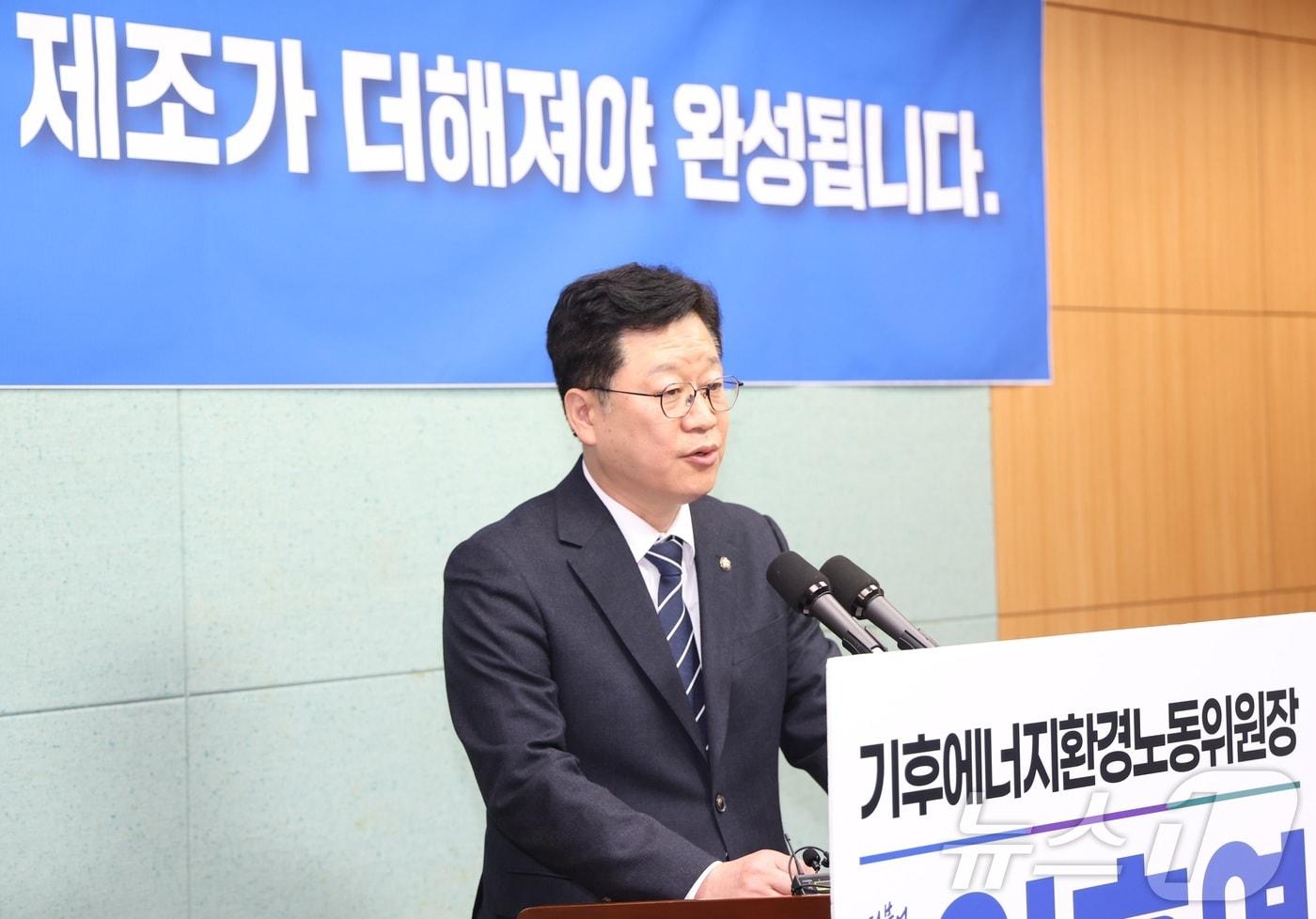 본문 이미지 - 안호영 국회 기후에너지환경노동위원장이 23일 전북 전주시 전북특별자치도의회에서 전북 현안 관련 기자회견을 열고 질의에 답변을 하고 있다. ⓒ 뉴스1 유경석 기자