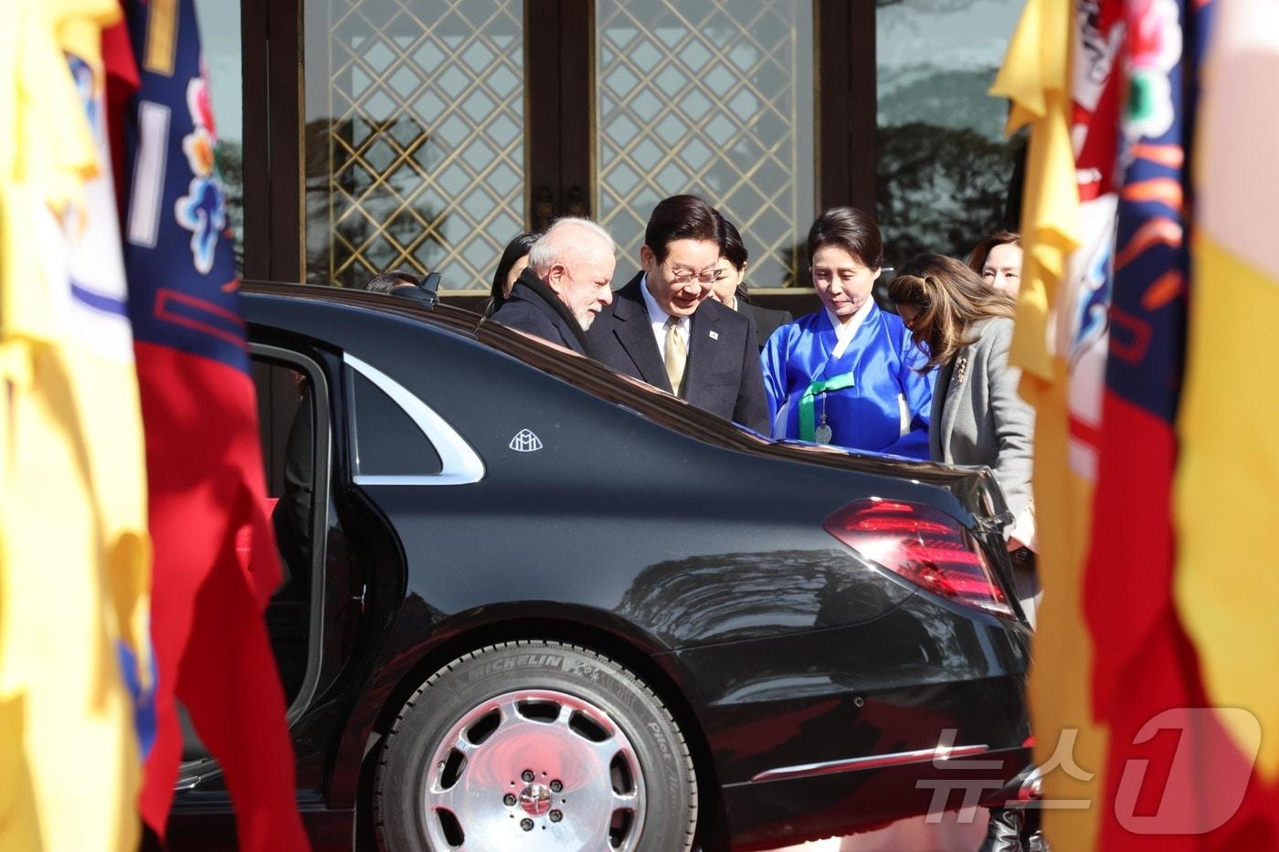 본문 이미지 - 이재명 대통령과 김혜경 여사가 23일 청와대에서 국빈 방한한 브라질 루이스 이나시우 룰라 다 시우바 대통령, 부인 잔자 룰라 다 시우바 여사를 영접하고 있다. ⓒ 뉴스1 허경 기자