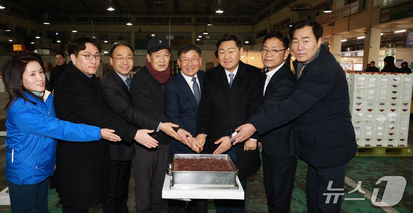 본문 이미지 - 23일 전북 익산 원에농엽공판장에서 열린 2026 초매식에 김관영 도지사가 올 경매시장의 원활한 운영과 농가소득 증대를 기원하고 있다.(전북도 제공. 재판매 및 DB금지)/뉴스1 