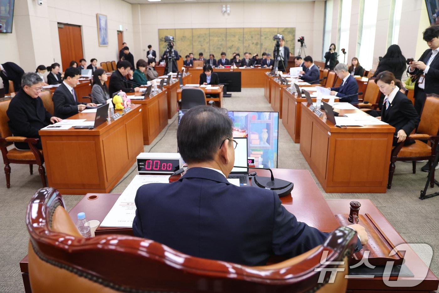 본문 이미지 - 김교흥 위원장이 23일 서울 여의도 국회에서 열린 문화체육관광위원회 전체회의에서 의사봉을 두드리고 있다. 2026.2.23 ⓒ 뉴스1 신웅수 기자
