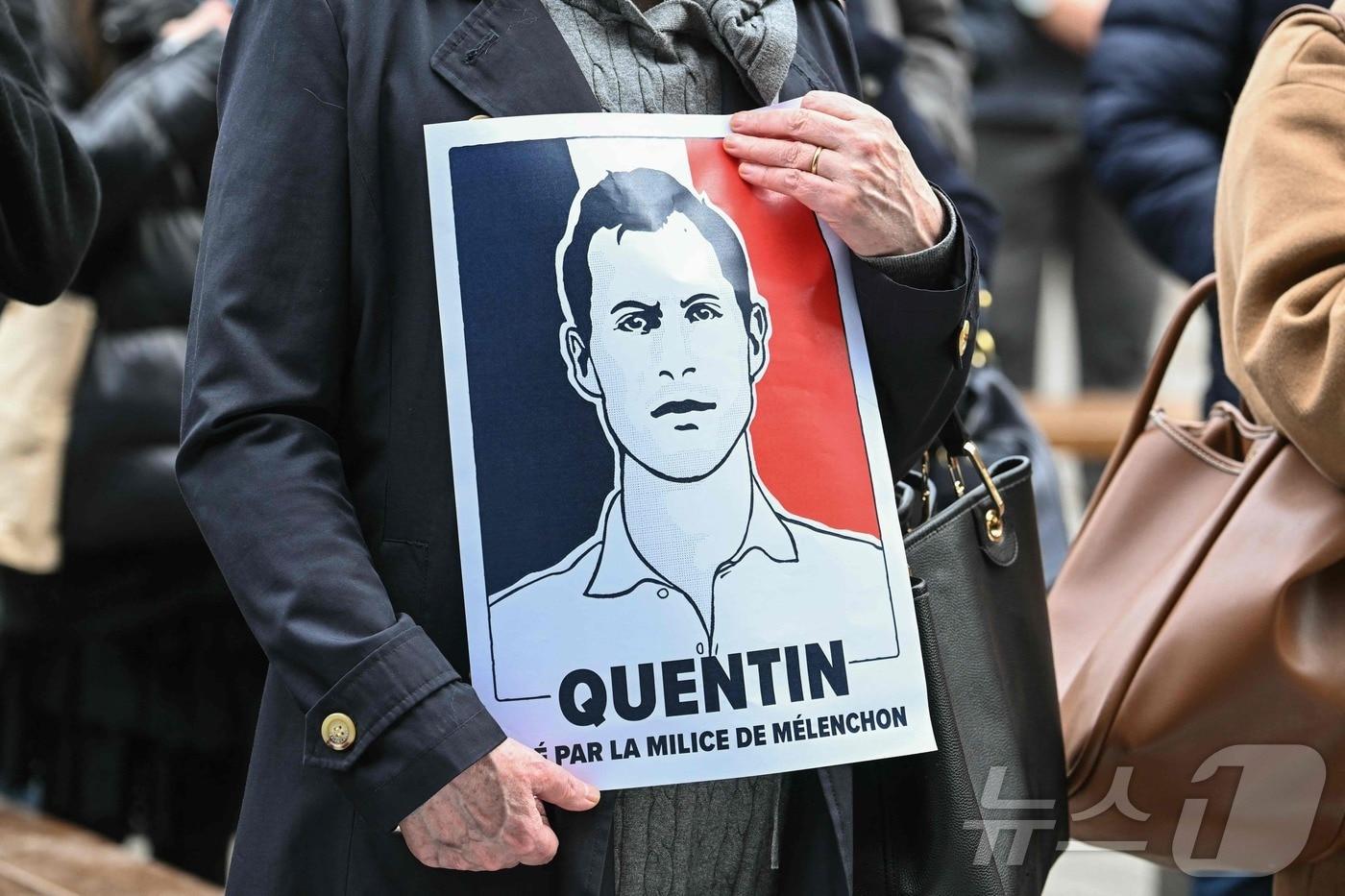 본문 이미지 - 22일(현지시간) 프랑스 스트라스부르 시앙스 포 근처에서 극우 활동가 캉탱 드랑크(초상화)를 기리는 집회를 진행하고 있다. 2026.2.22 ⓒ AFP=뉴스1