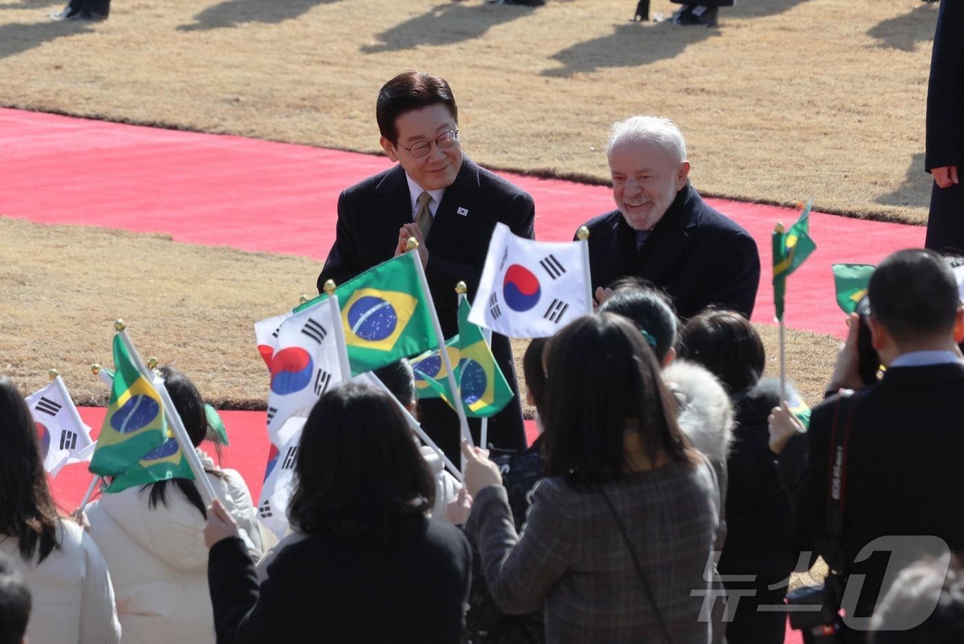 본문 이미지 - 이재명 대통령이 23일 국빈 방한한 브라질 루이스 이나시우 룰라 다 시우바 대통령과 함께 청와대에서 이재명 대통령과 정상회담에 앞서 열린 공식 환영식에서 어린이들에게 환영을 받고 있다. 2026.2.23 ⓒ 뉴스1 허경 기자