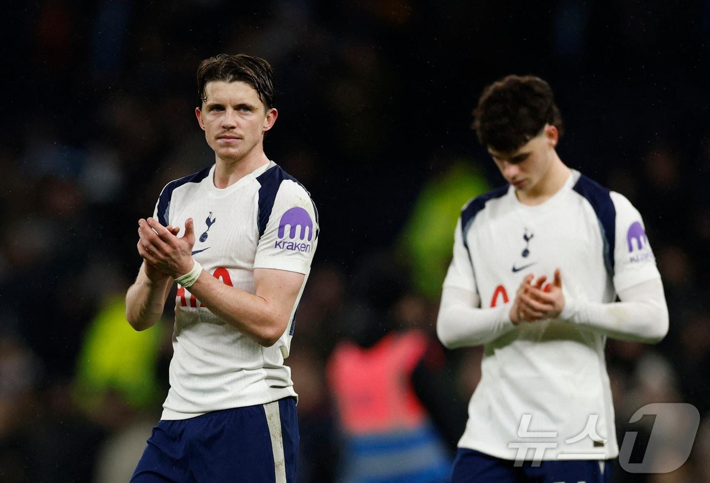 본문 이미지 - 경기에 패한 뒤 아쉬워하는 토트넘.  ⓒ 로이터=뉴스1