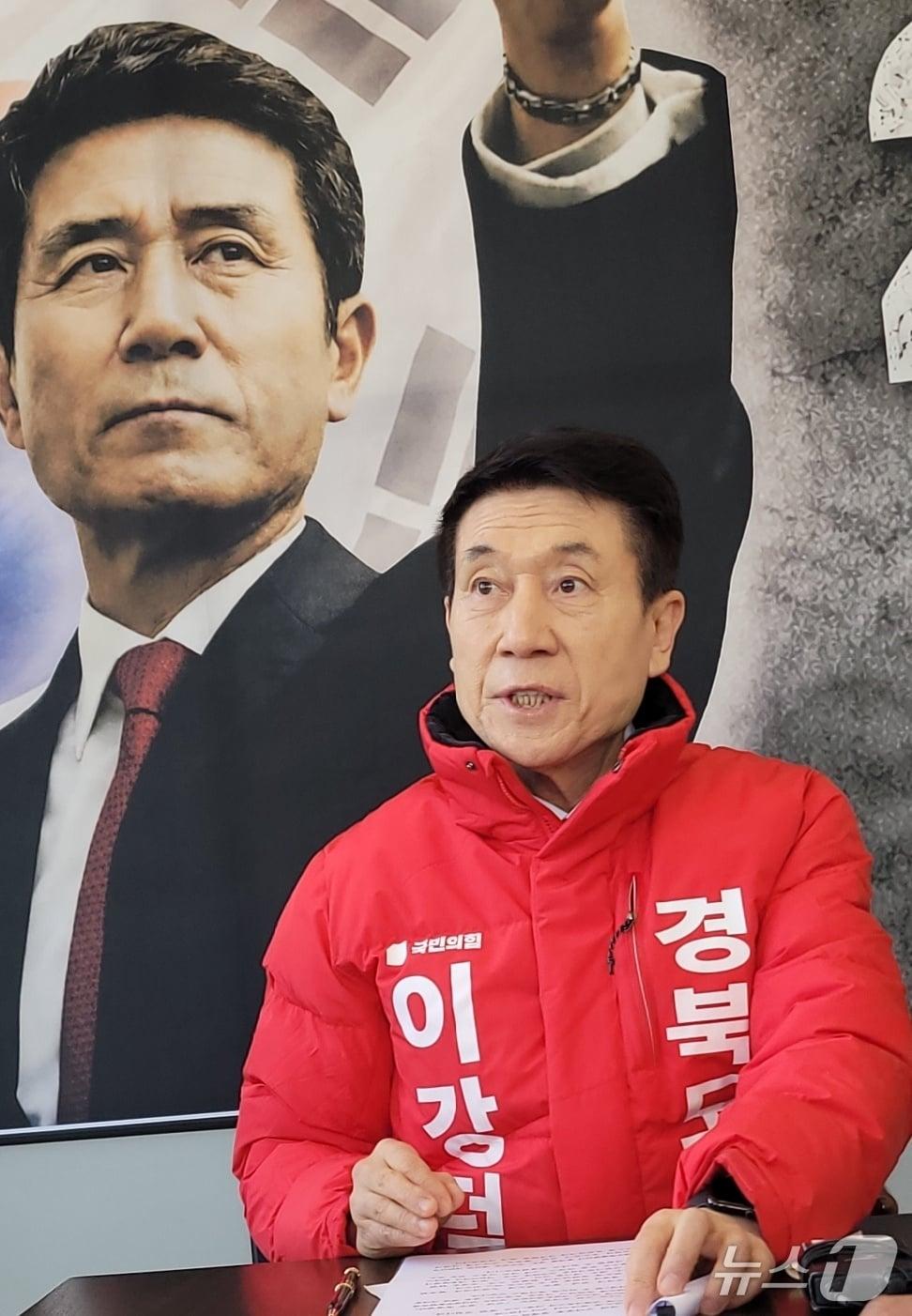 본문 이미지 - 경북 구미에서 기자회견을 하는 이강덕 전 포항시장.2026.2.23/뉴스1