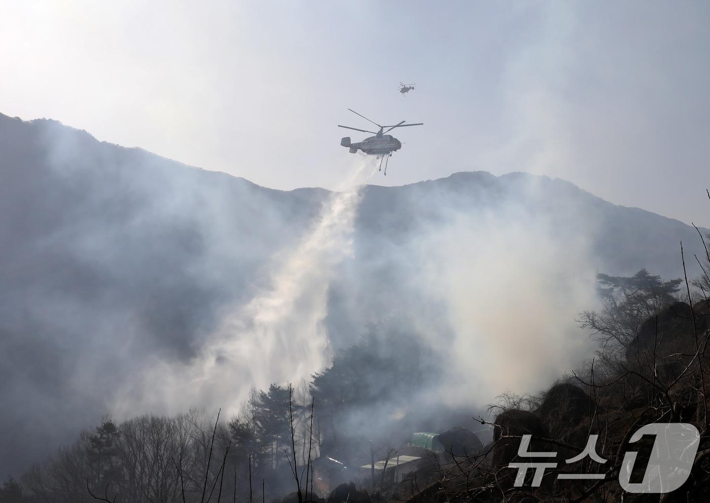 본문 이미지 - 경남 함양 산불 사흘째인 23일 오전 함양군 마천면 산불 현장에서 산불진화 헬기가 진화 작업을 벌이고 있다. 2026.2.23 ⓒ 뉴스1 윤일지 기자