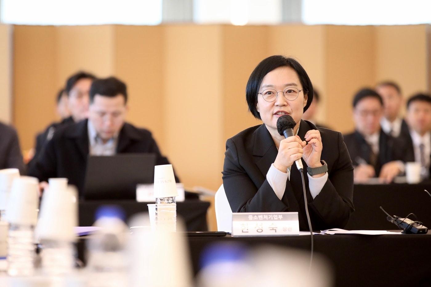 본문 이미지 - 한성숙 중소벤처기업부 장관이 23일 서울 용산구 피스앤파크컨벤션에서 열린 '방산 스타트업 육성 업무협약식'에서 인사말을 하고 있다. (중기부 제공)